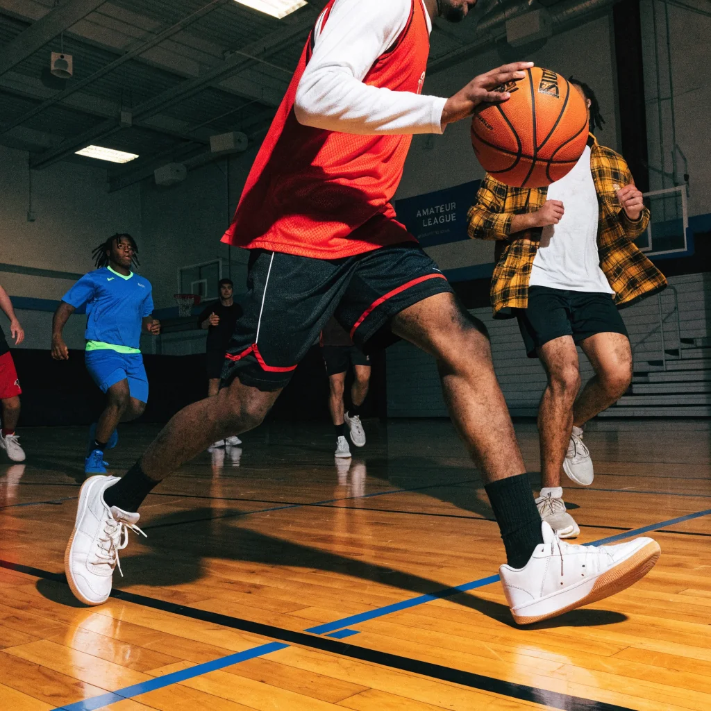 Partita di basket in palestra