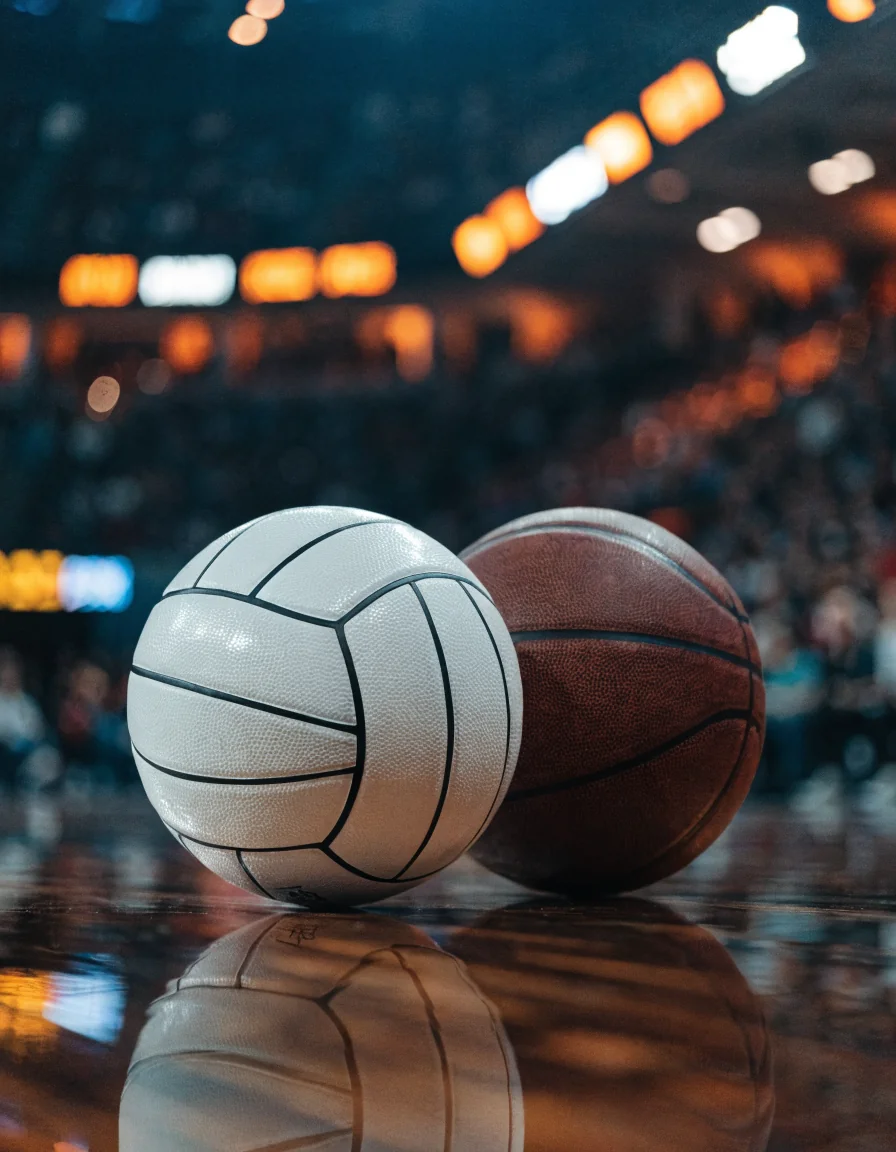 Palloni sportivi professionali da pallavolo e basket su superficie da gioco